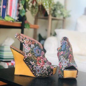 Size 7 Vintage Japanese Wooden Floral Stud Wedges